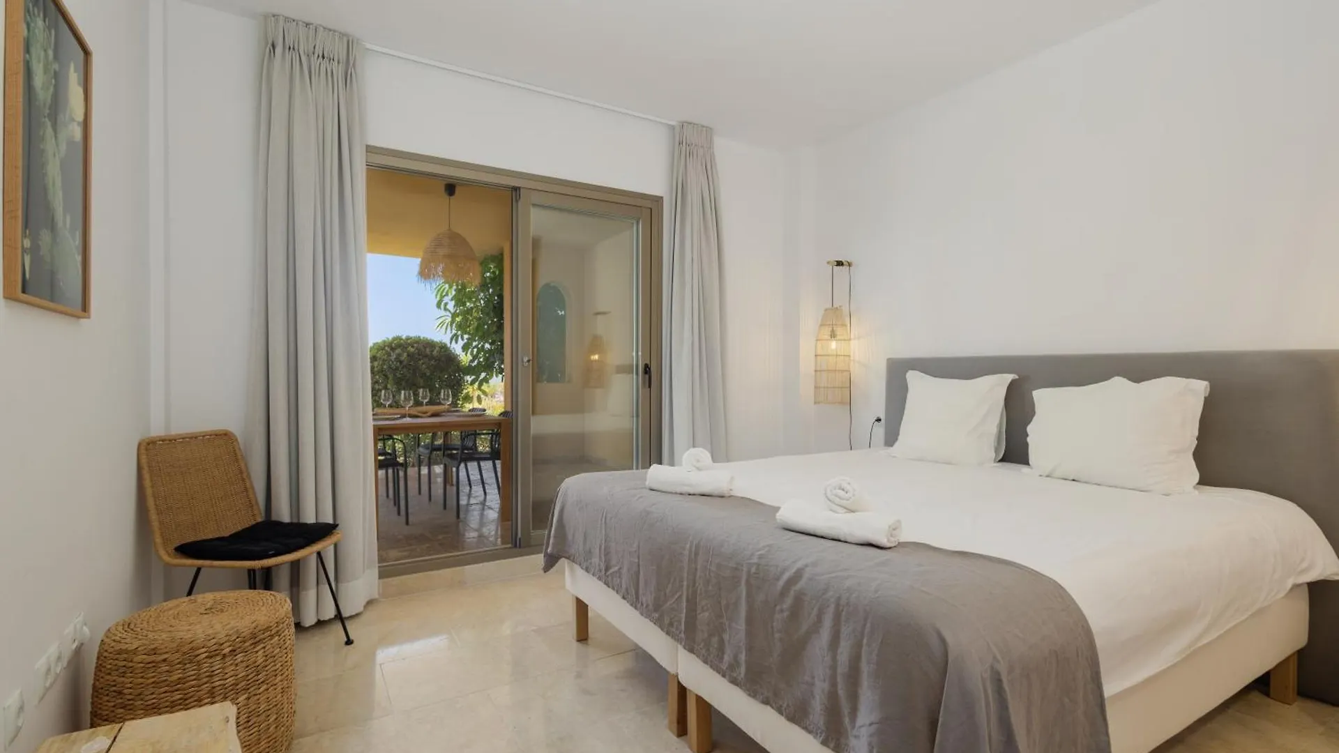 Modern And Luxurious Holiday Home With Sea Views In Benahavis Estepona