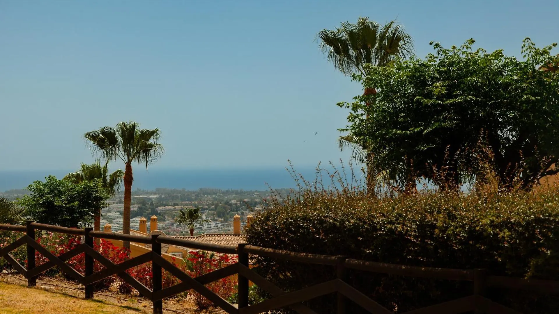 Modern And Luxurious Holiday Home With Sea Views In Benahavis Estepona