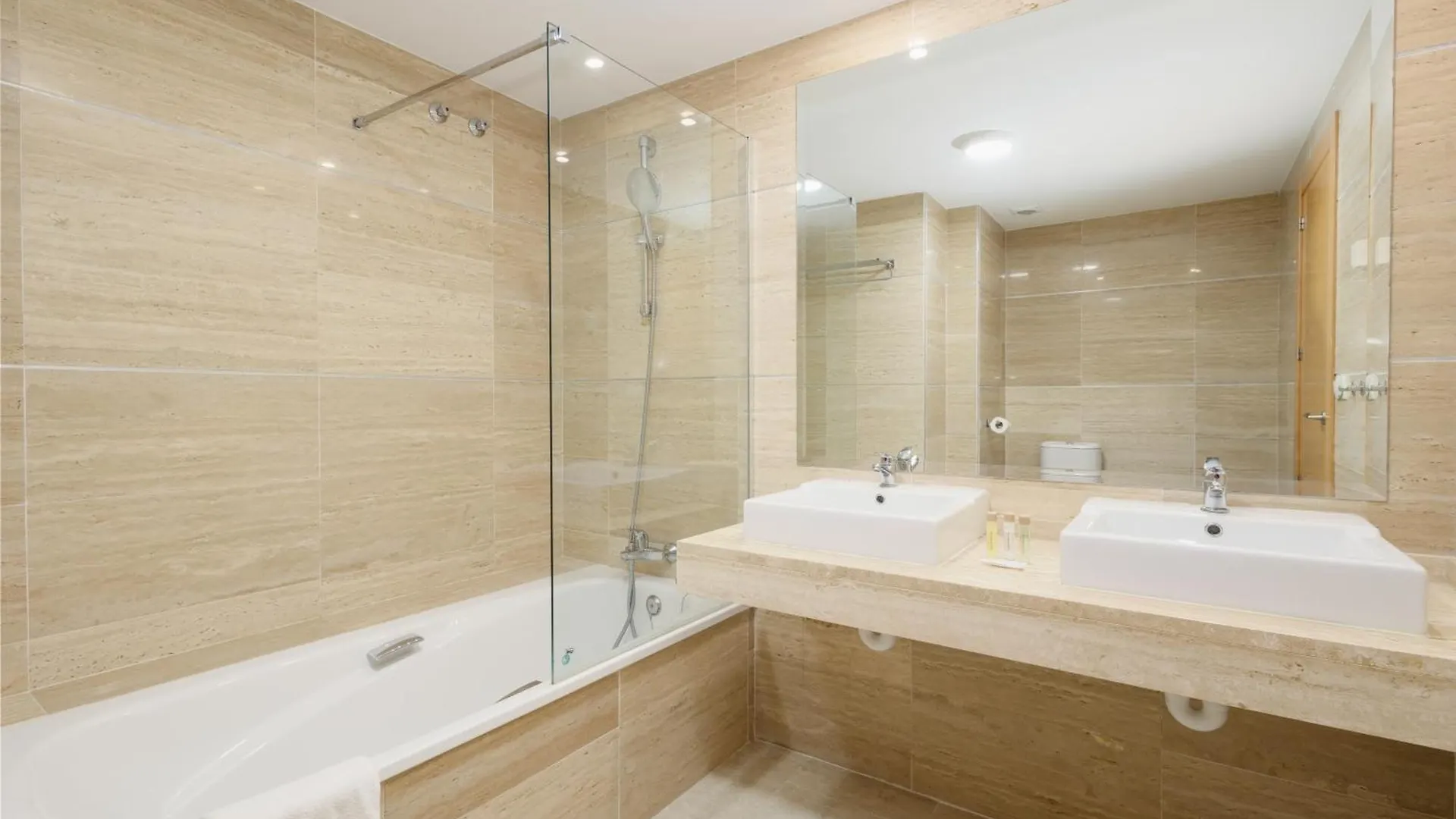 Apartment Modern And Luxurious Holiday Home With Sea Views In Benahavis Estepona