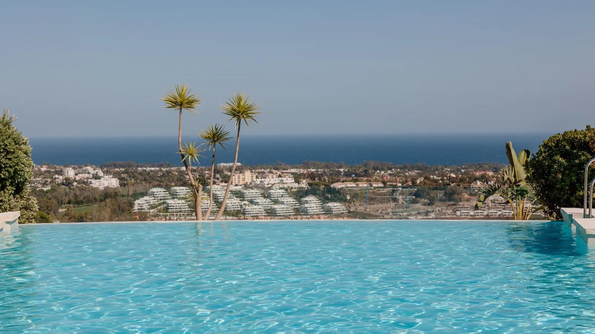 Apartment Modern And Luxurious Holiday Home With Sea Views In Benahavis Estepona